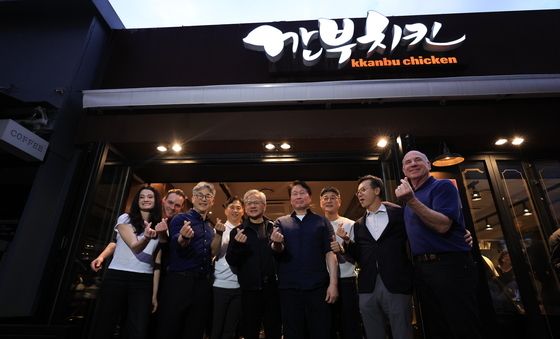 기념촬영하는 젠슨 황과 최태원 회장
