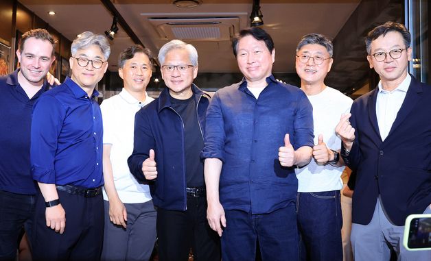 젠슨 황, 최태원 회장과 '엄지 척'