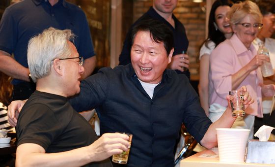 밝게 웃으며 맥주 마시는 젠슨 황과 최태원 회장