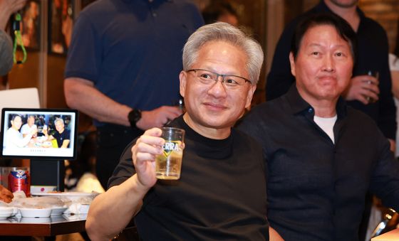 시민들 향해 맥주잔 들어올린 '젠슨 황'