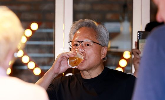 치맥 회동 갖는 '젠슨 황'