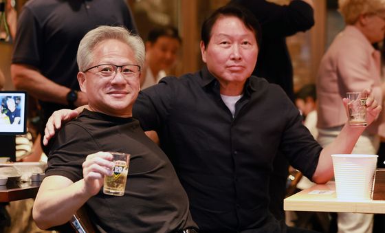 맥주잔 들고 미소 짓는 젠슨 황