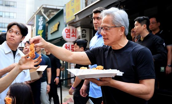 치킨 나눠주는 젠슨 황