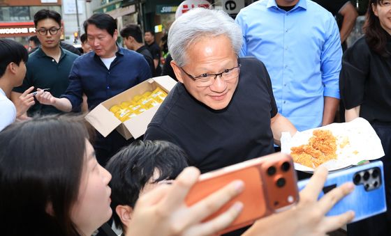 시민들과 셀카찍는 젠슨 황