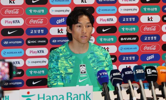 인터뷰하는 김승규 골키퍼
