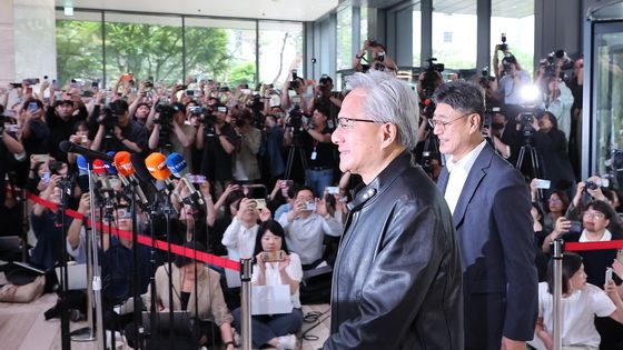 SK 건물 들어서는 젠슨 황 엔비디아 CEO