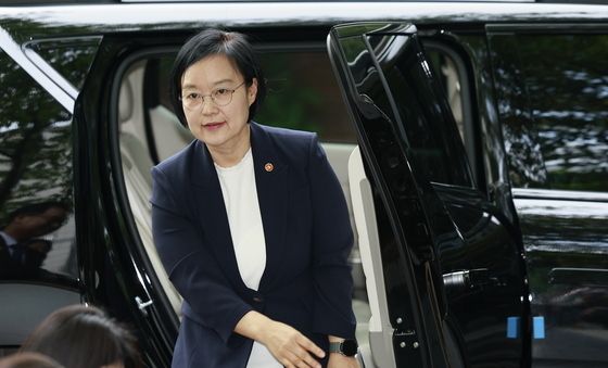 첫 출근하는 한성숙 총리 후보자