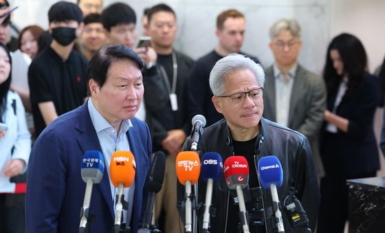 취재진 질문듣는 최태원·젠슨 황