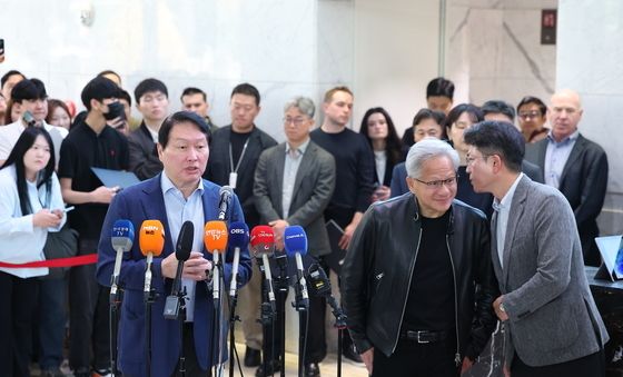 협력 관련 브리핑하는 젠슨 황·최태원