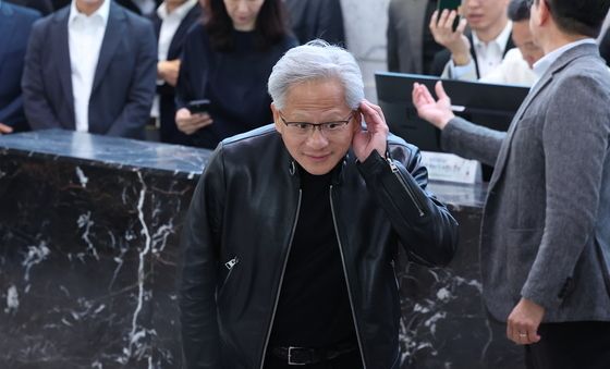 SK 본사에서 브리핑하는 젠슨 황
