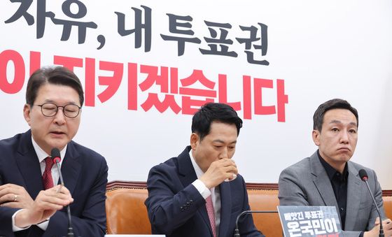 물 마시는 장동혁 대표