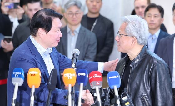 손 잡은 젠슨 황과 최태원