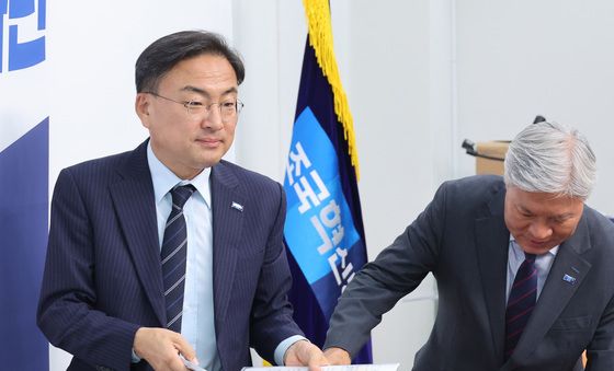 회의 참석하는 신장식 권한대행
