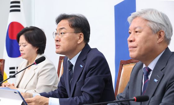 발언하는 신장식 조국혁신당 대표 권한대행