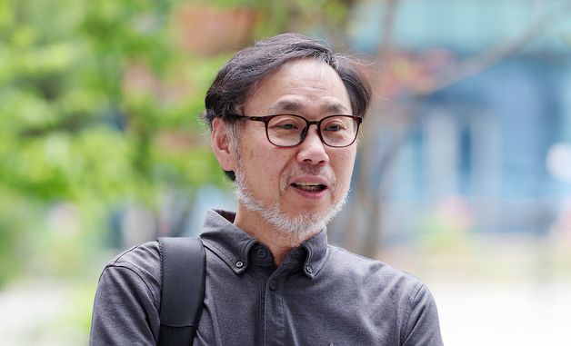 취재진 질문에 답변하는 김순환 서민위 사무총장