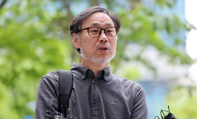 취재진 질문에 답변하는 김순환 서민위 사무총장