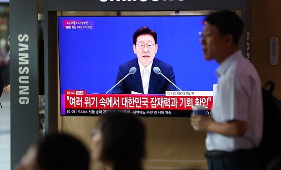 대통령 취임 1주년회견 시청하는시민들