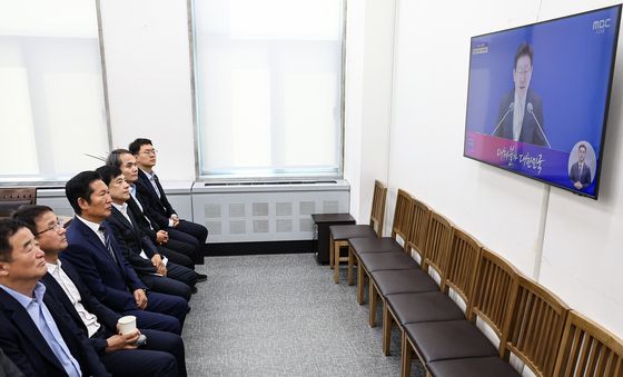 민주당, 이 대통령 취임 1주년 기자회견 시청