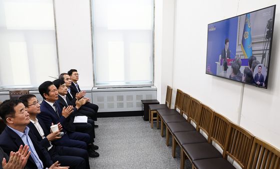 민주당, 이 대통령 취임 1주년 기자회견 시청