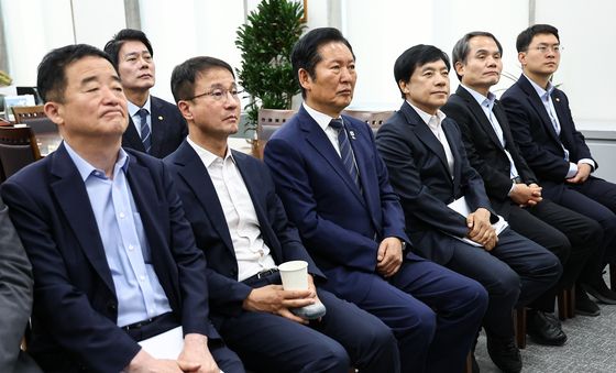 정청래 대표, 이재명 대통령 취임 1주년 기자회견 시청