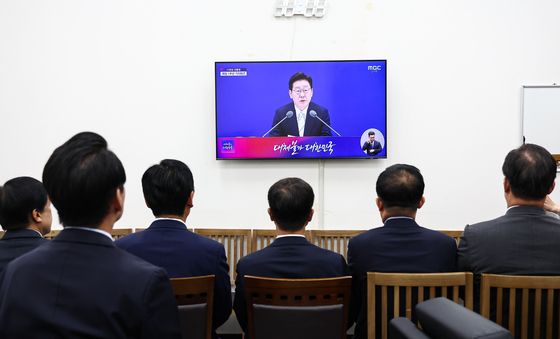 李 대통령 기자회견 시청하는 민주당