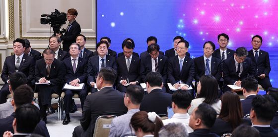 이재명 대통령 취임 1주년 기자회견 참석한 참모진들