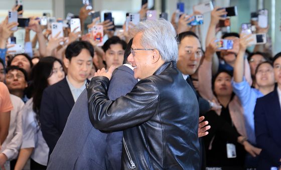 구광모 LG회장과 포옹하는 젠슨 황