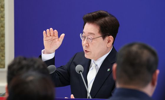 질문에 답변하는 이재명 대통령