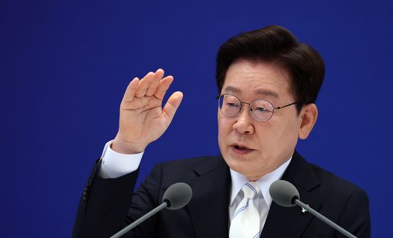 이재명 대통령, 취재진 질문에 답변