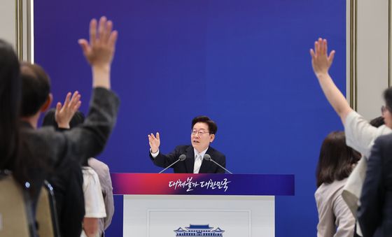 취재진 지목하는 이재명 대통령
