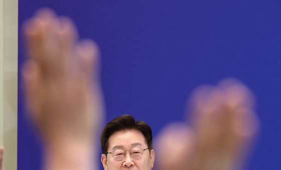 취재진 질문 받는 이재명 대통령