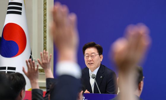 취재진 질문 받는 이재명 대통령