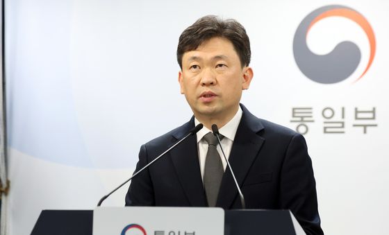 브리핑하는 윤민호 통일부 대변인