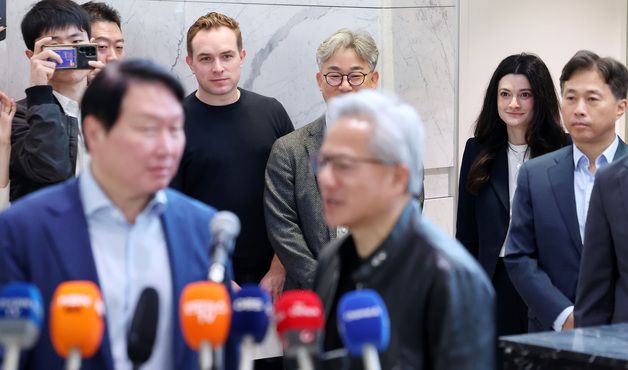 젠슨 황·최태원 회장 바라보는 매디슨 황
