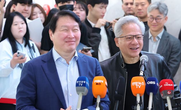 미소 짓는 최태원 회장·젠슨 황