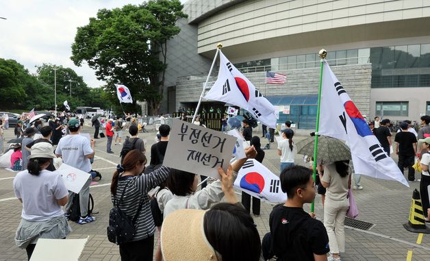 잠실 개표소 앞에서 재선거 구호 외치는 시민들