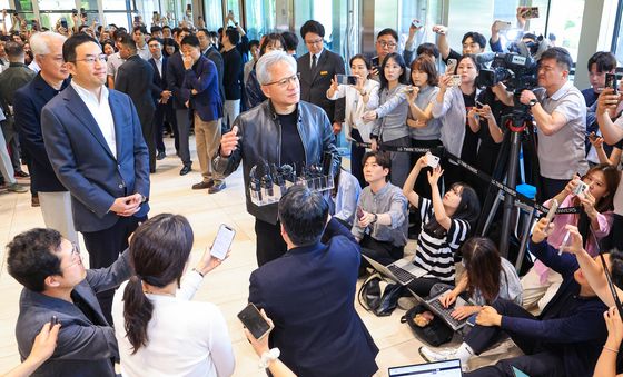 취재진에 둘러싸인 젠슨 황