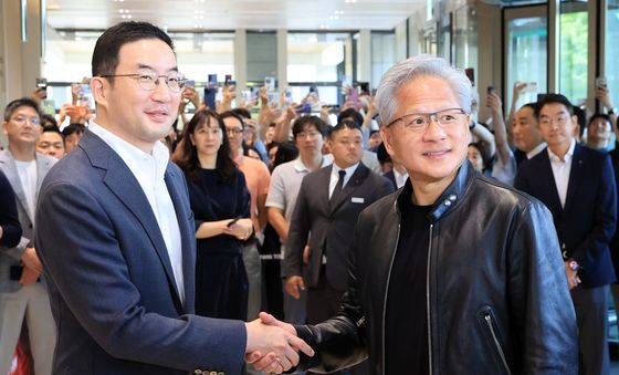 악수 나누며 미소 짓는 젠슨 황과 구광모 회장