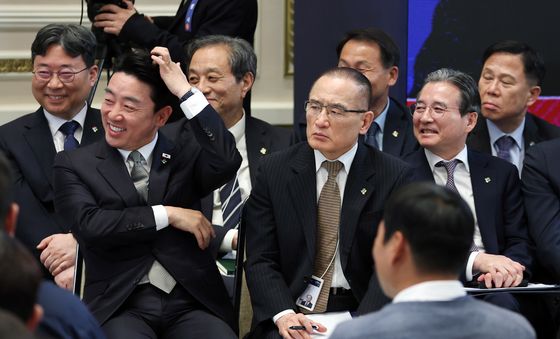 취임 1주년 기자회견 참석한 참모진들