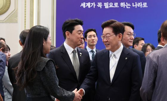 취재진들과 인사 나누는 이재명 대통령