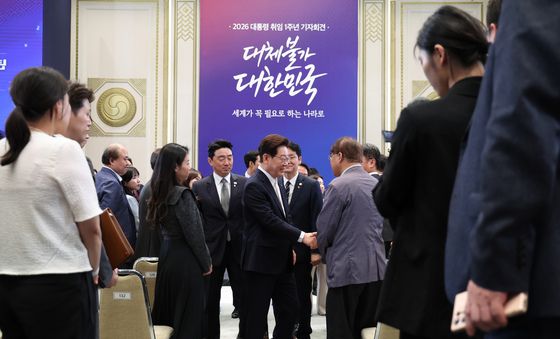 취재진들과 인사 나누는 이재명 대통령