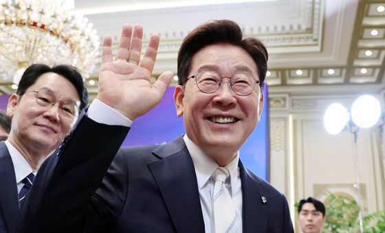 인사하는 이재명 대통령