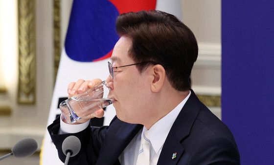 목 축이는 이재명 대통령