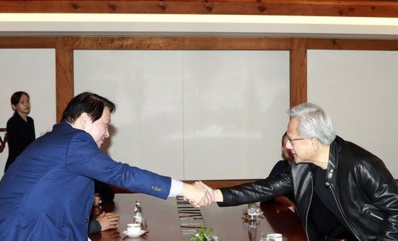 악수하는 최태원 회장·젠슨 황 CEO
