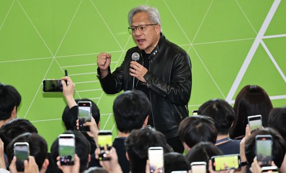 서울대서 강연하는 젠슨 황 CEO