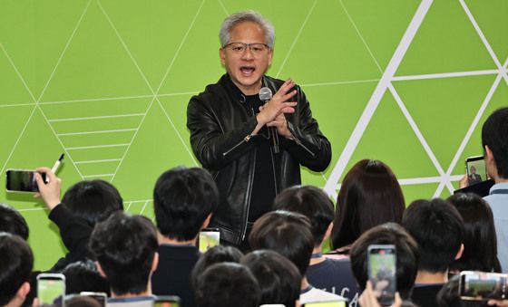 서울대 강연하는 젠슨 황 CEO