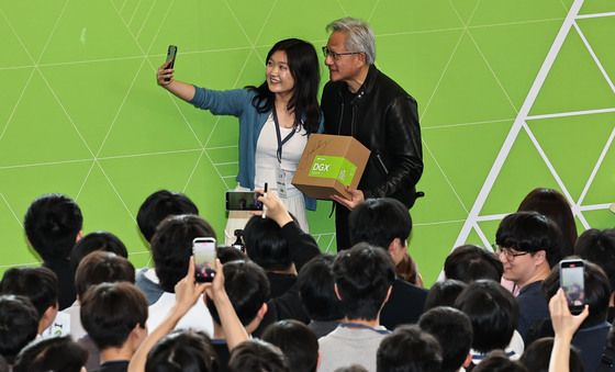 젠슨 황CEO와 '찰칵'