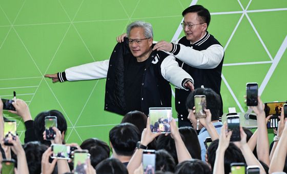 서울대 점퍼 선물 받는 젠슨 황