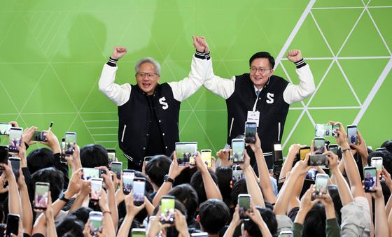 선물 받은 서울대 점퍼 입은 젠슨 황