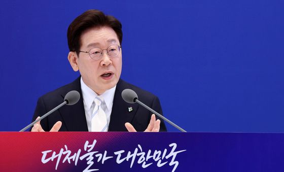 취임 1주년 기자회견 빌언하는 이재명 대통령